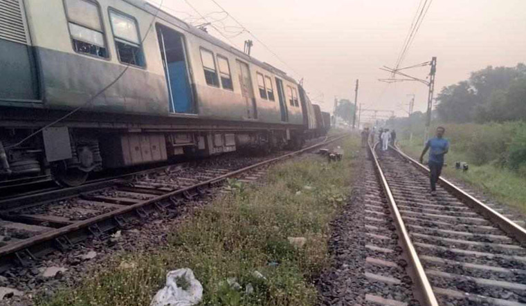 Rail traffic affected as 3 empty coaches of EMU derail near Chennai - Vimarsana News